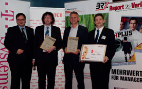 Christian Rupp, Plattform Digitales Österreich (li.), und Martin Szelgrad, Report, (re.), gratulieren Green-Award-Gewinner Andreas Neuhauser, VKW, und Agentur-Partner Reinhard Ricquebourg-Kogler.